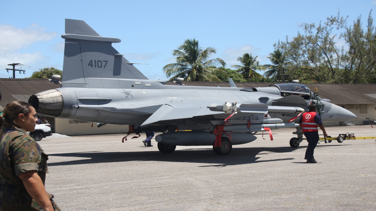 Visitantes exploram o poder do Saab F-39E Gripen da Força Aérea Brasileira, o caça mais poderoso e moderno da América Latina