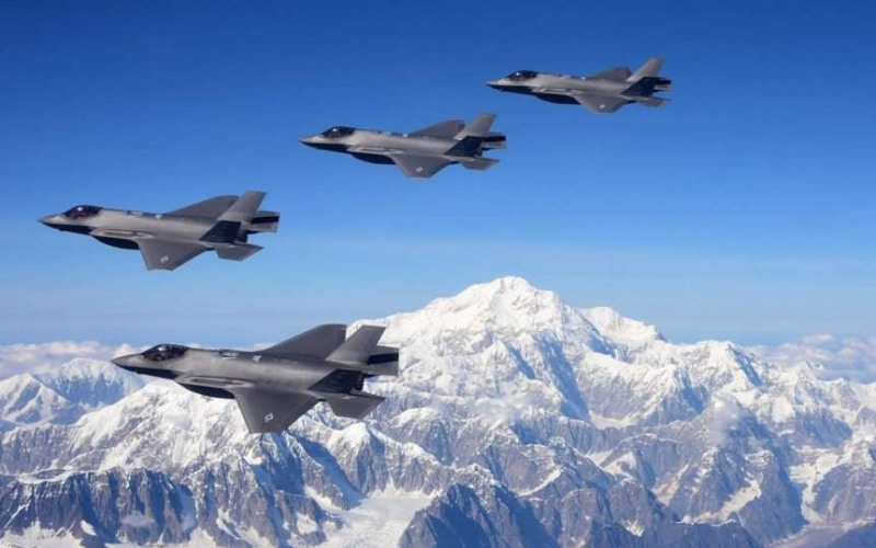 Caça furtivo F-35 dos EUA está redefinindo a guerra e vendendo como louco graças à Rússia e à China