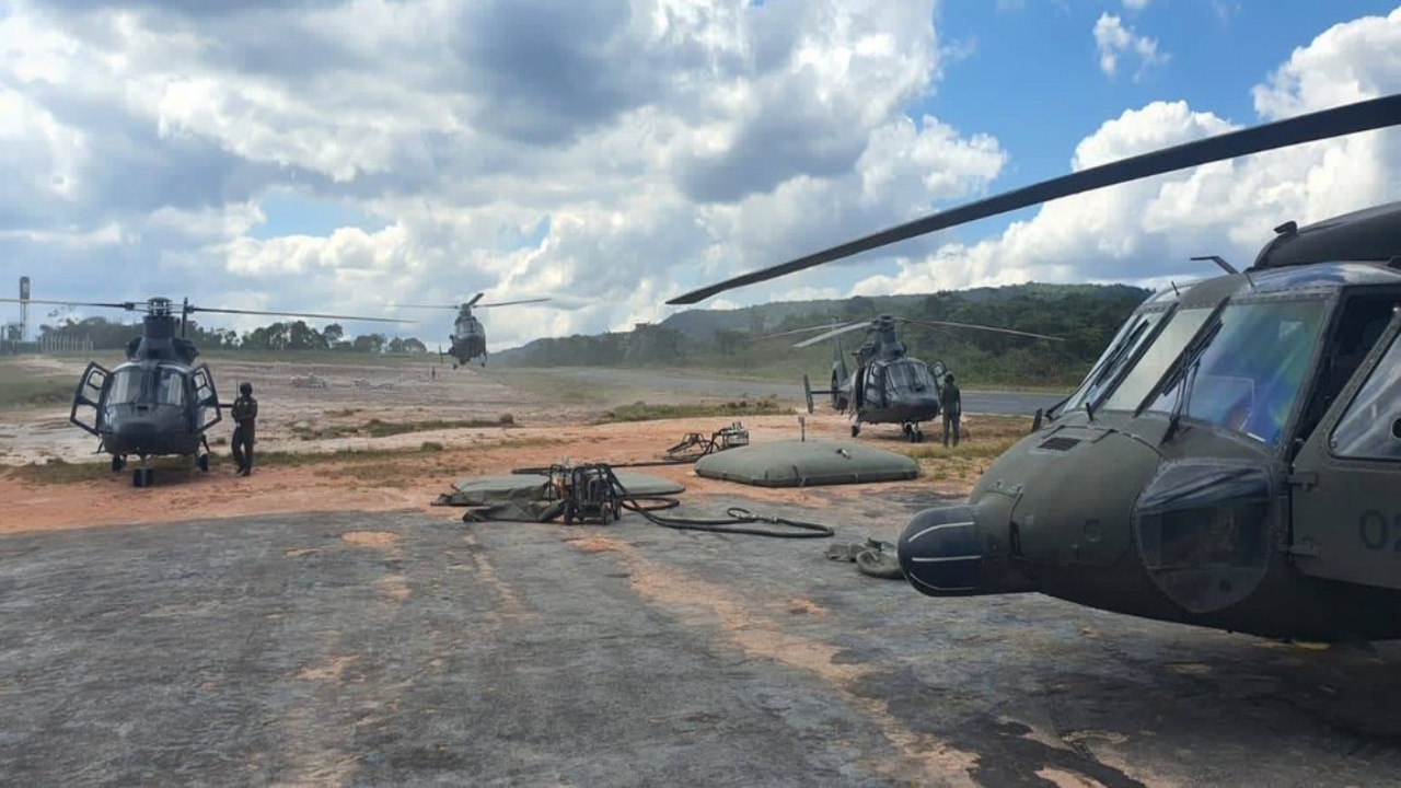 Forças Armadas mobilizam aeronaves da FAB e do Exército Brasileiro em uma operação contundente para desmantelar mineração clandestina.