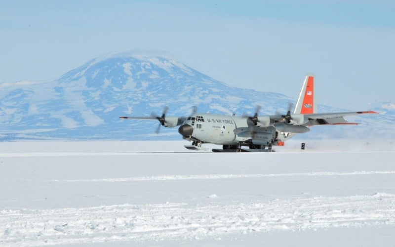 Força Aérea em ação: o LC-130, o avião militar dos EUA que domina o Ártico e a Antártica com tecnologia avançada, decolagens explosivas e missões de resgate em ambientes extremos