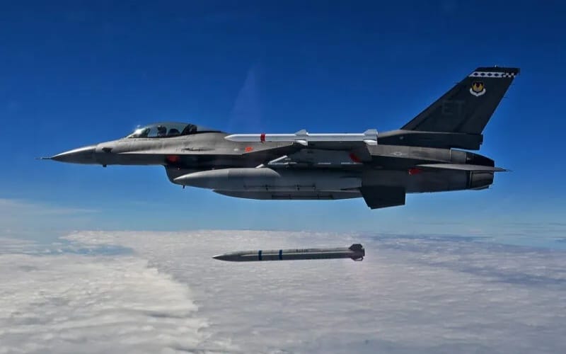 Forças Armadas dos EUA investem US$ 66,7 bilhões no super caça F-22 Raptor em apenas 6 anos, com tecnologia militar avançada, furtividade incomparável e excelência em defesa e ataque