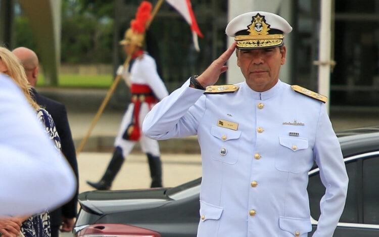 Imagem do Almirante Olsen - artigo sobre salário dos militares das Forças Armadas
