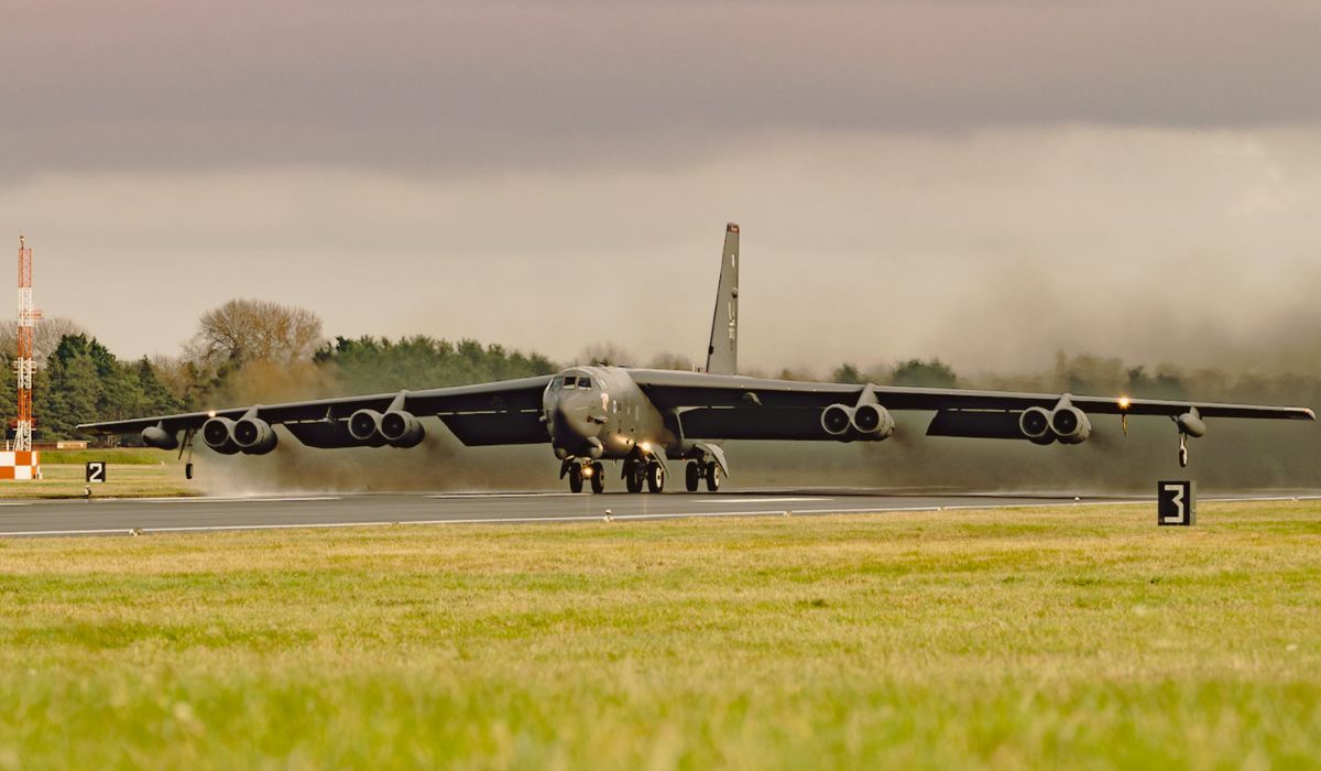 Bombardeiro B-52 Stratofortress taxiando em pista durante exercício militar trilateral envolvendo forças aéreas dos EUA, Reino Unido e Noruega.