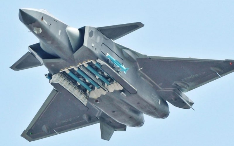 China revela poderoso caça invisível: J-20 Mighty Dragon desafia os F-22 e F-35 dos EUA na corrida aérea global, redefinindo o poder militar com sua tecnologia avançada
