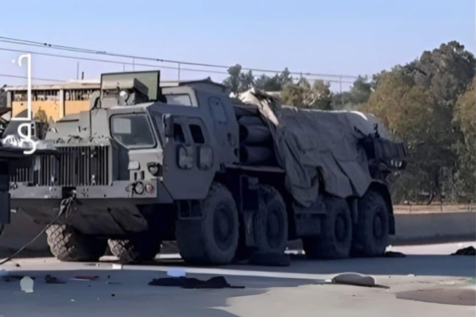 Rebeldes sírios capturam sistemas de foguetes russos BM-30 Smerch, desafiando o exército sírio e ameaçando a base aérea de Khmeimim, a apenas 30 km das novas linhas de frente