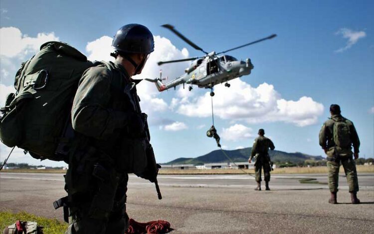 Exercício de Fast rope na aeronave AH-11B - Super Lynx. Foto Marinha do Brasil