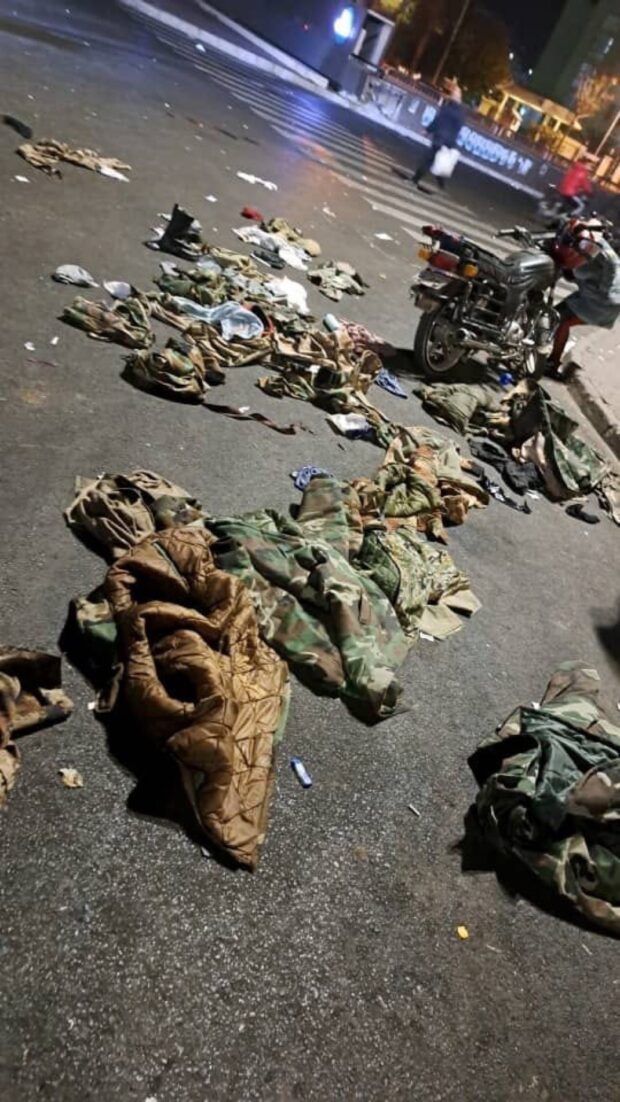 Roupas e uniformes de soldados sírios aparecem descartados com medo de represálias, após a queda da Síria provocada pelo grupo HTS.
