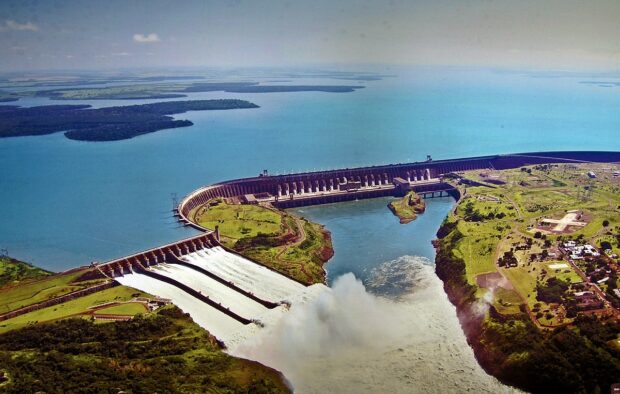 Hidrelétricas são o pesadelo de grande parte dos movimentos verdes: Itaipu, no entanto, fornece sozinha 8,7% da energia consumida no Brasil e 86,4% no Paraguai.