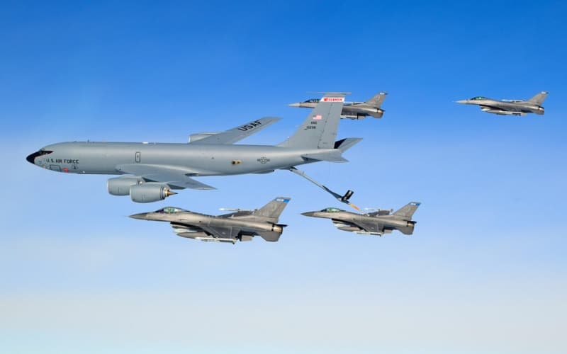 Força Aérea dos EUA amplia presença no Ártico com KC-135 Stratotankers no Alasca para reforçar reabastecimento aéreo e responder a ameaças na Ásia-Pacífico