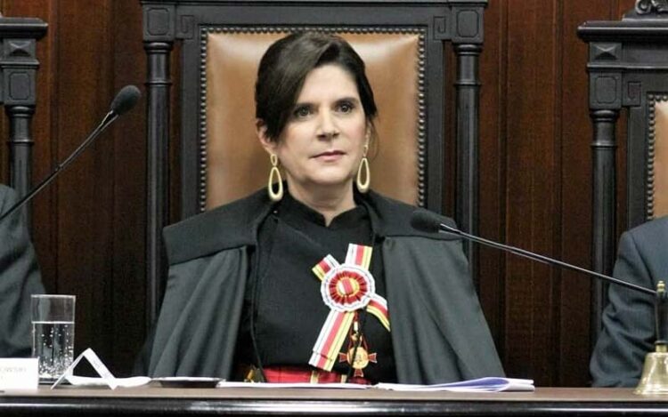 Futura ministra do STM critica redução de penas em caso de mortes por militares no RJ. Decisão do STM gerou polêmica e questionamentos sobre a formação militar.