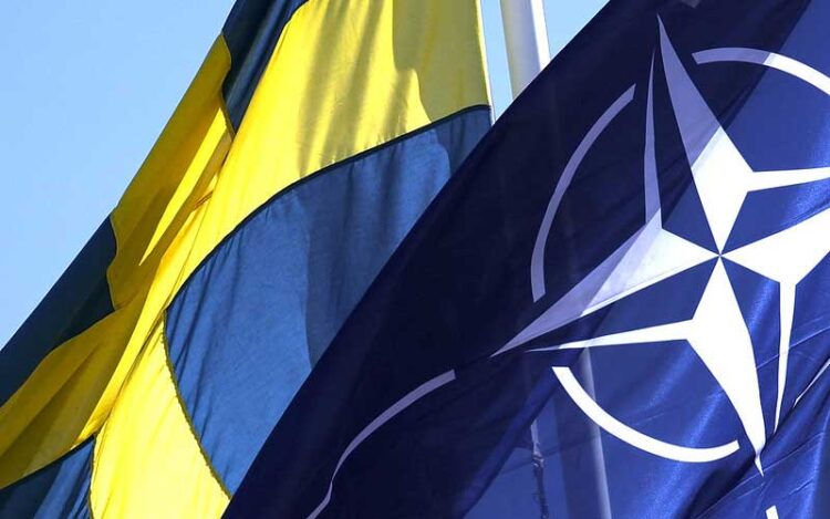 Bandeira da OTAN e da Suécia hasteadas para marcar a entrada do país na organização. Foto: Agência Brasil