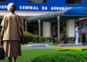 Imagem de Pensionista de militar caminhando para hospital militar das Forças Armadas