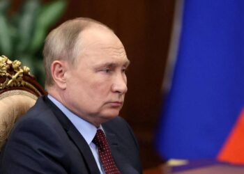 Rússia ajusta discurso interno e usa bielorrússia para ataques enquanto ucrânia inova com drones letais no conflito que já dura mais de um ano.