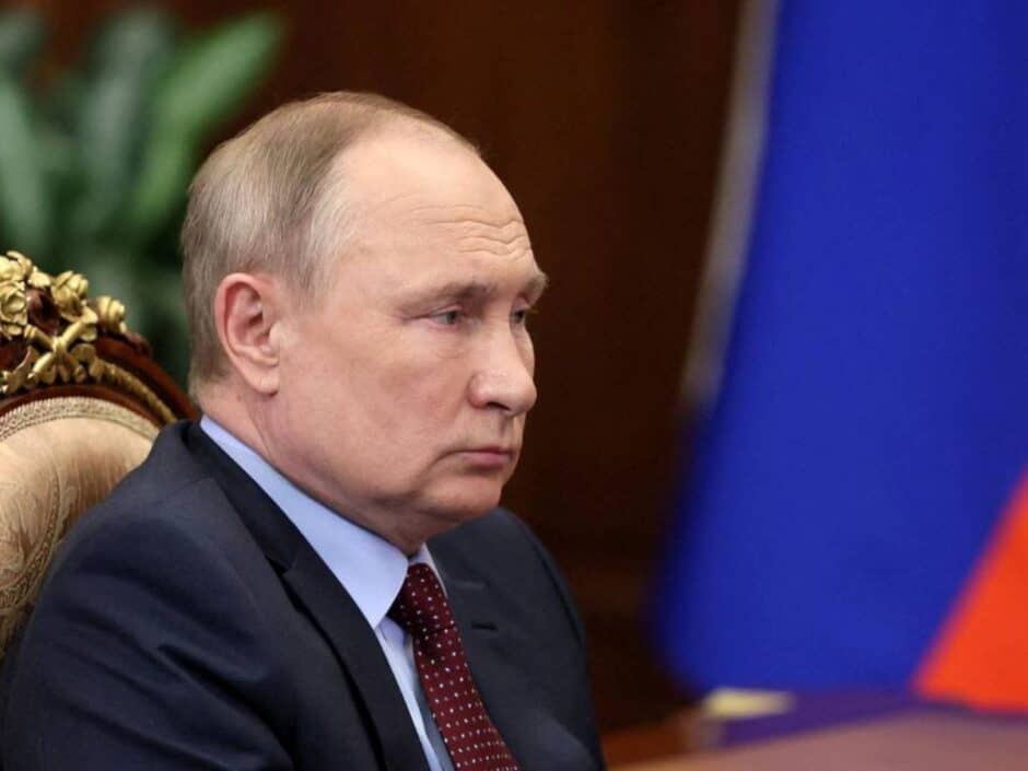 Rússia ajusta discurso interno e usa bielorrússia para ataques enquanto ucrânia inova com drones letais no conflito que já dura mais de um ano.