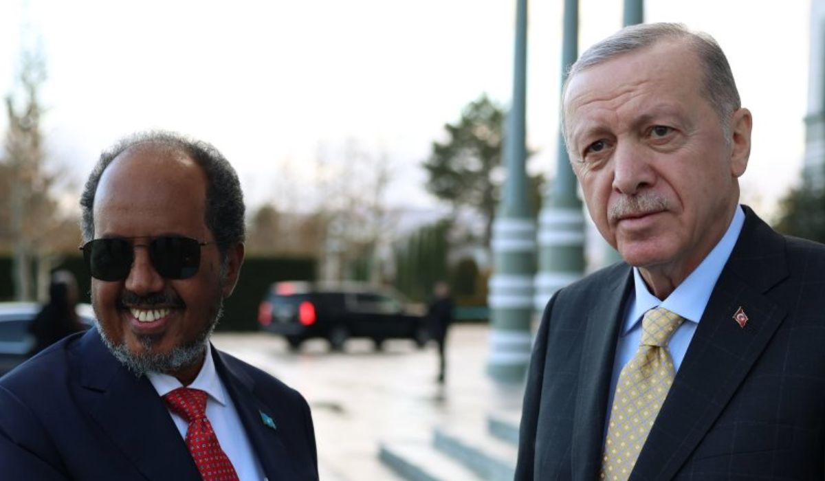 O Presidente da Turquia, Recep Tayyip Erdoğan, cumprimenta o Presidente da Somália, Hassan Sheikh Mohamud, em encontro oficial ao ar livre em Ancara.