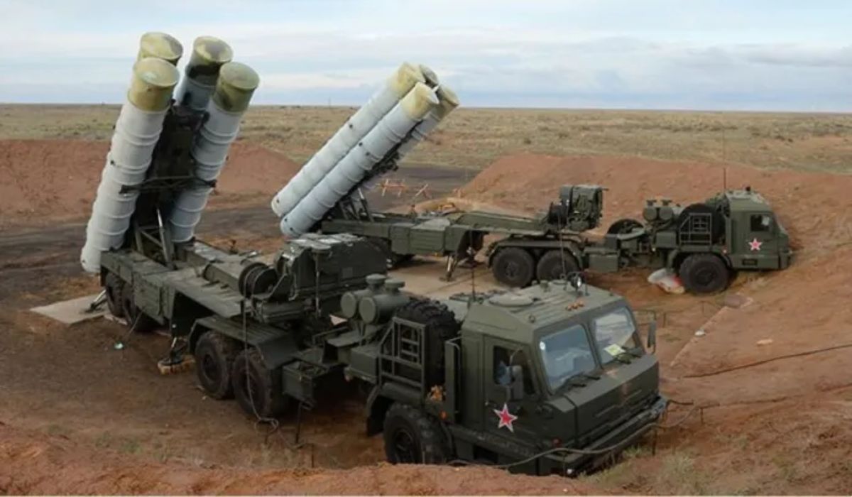 Sistema de defesa aérea russo S-500 em operação, com lançadores preparados para interceptar ameaças hipersônicas e espaciais.