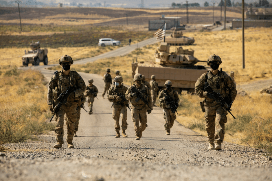 EUA reforçam a presença militar na Síria com 2.000 soldados, intensificando ações do Exército contra o Estado Islâmico e protege interesses estratégicos na região
