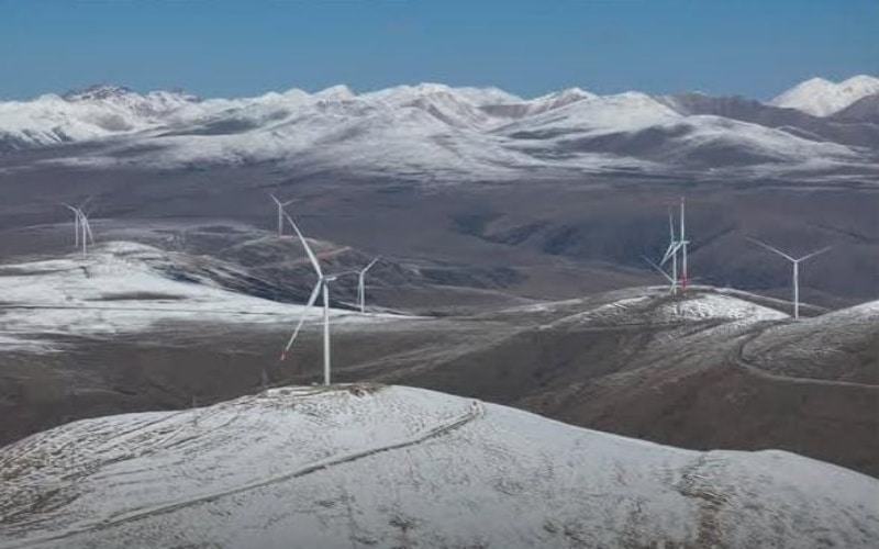 China revoluciona com parque eólico mais alto do mundo no Tibete: 20 turbinas a 5.305 metros geram energia limpa para 230 mil pessoas com alta automação e eficiência