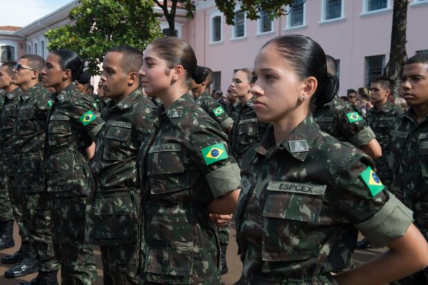 Aeronáutica já forma mulheres oficiais desde 1996. Já a Marinha, desde 2014.