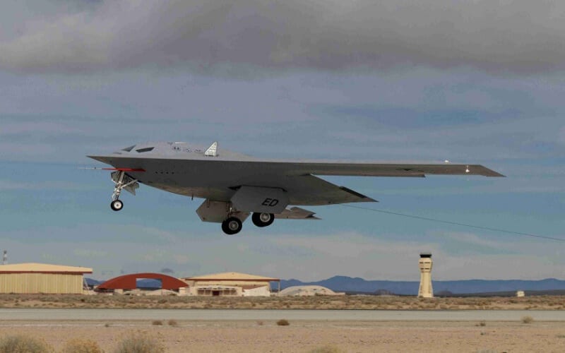 EUA apresentam o revolucionário bombardeiro nuclear furtivo B-21 Raider de aproximadamente R,228 bilhões, com armas hipersônicas e inteligência artificial, prometendo transformar a guerra moderna e a defesa militar