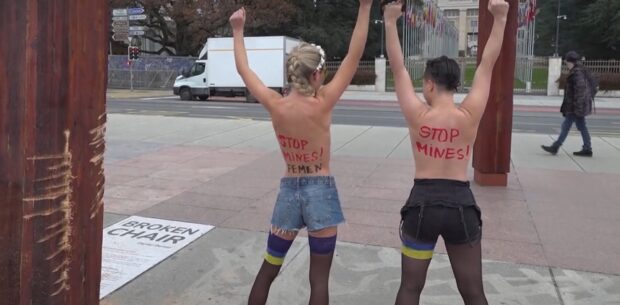 Protesto ou ataque ao símbolo da paz? Ativistas feministas do FEMEN destroem monumento em frente à ONU.