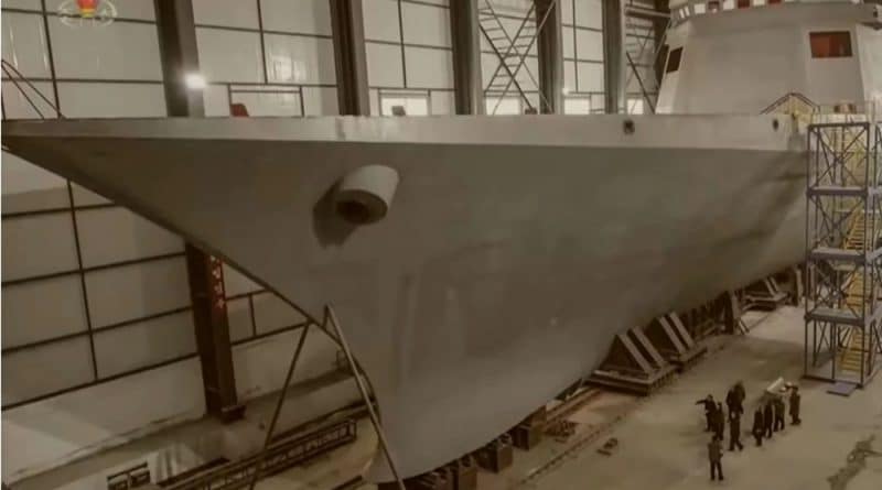 Coreia do Norte revela fragata avançada para sua marinha, equipada com sistemas de lançamento vertical, indicando possível colaboração tecnológica com a Rússia