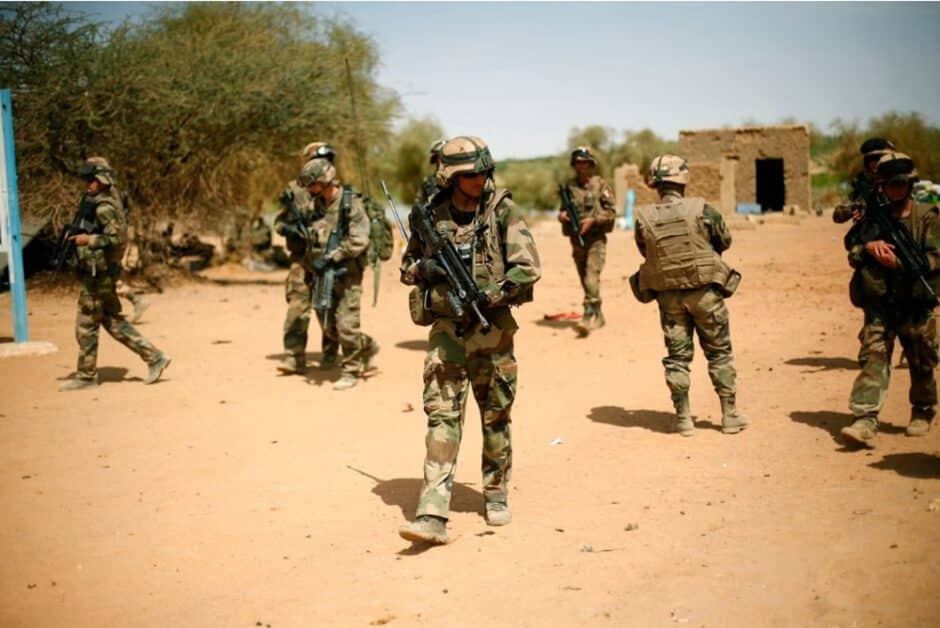 Por que os países africanos estão expulsando, um a um, os militares franceses