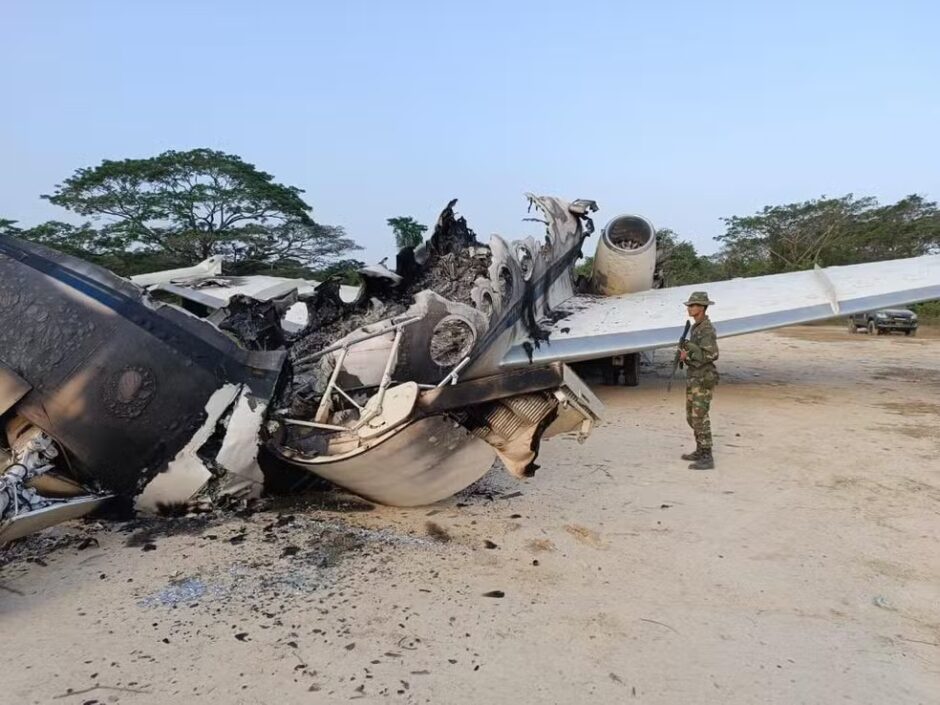 Aviões de combate F-16A/B e K-8 da Força Aérea Venezuelana derrubaram uma aeronave hostil