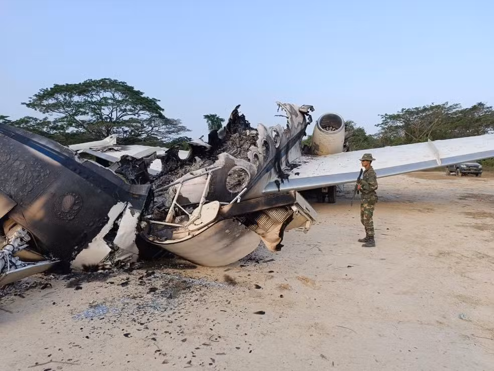 Aviões de combate F-16A/B e K-8 da Força Aérea Venezuelana derrubaram uma aeronave hostil