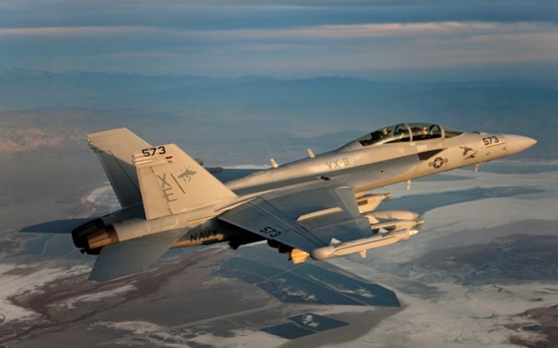 Marinha dos EUA e Boeing chocam o setor militar com o EA-18G Growler, uma plataforma de ataque eletrônico equipada com tecnologia avançada para missões