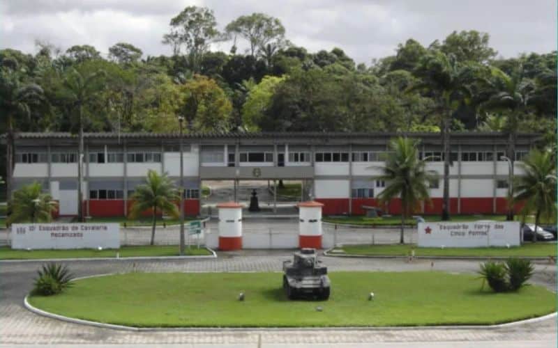 Blindado M3 Stuart da Segunda Guerra “sobrevive” a colisão em frente ao 10º Esquadrão de Cavalaria Mecanizado