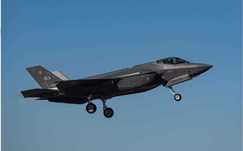 Pentágono e Lockheed assinam acordo de US$ 11,8 bilhões para 145 caças F-35, mas Elon Musk detona parceria e defende o fim dos caças tripulados