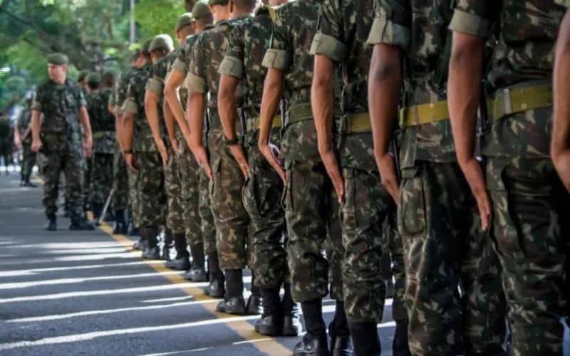 Exército demite coronel por receber R$ 40 mil de propina para liberar fuzil de uso restrito; coronel é condenado a mais de 6 anos de prisão