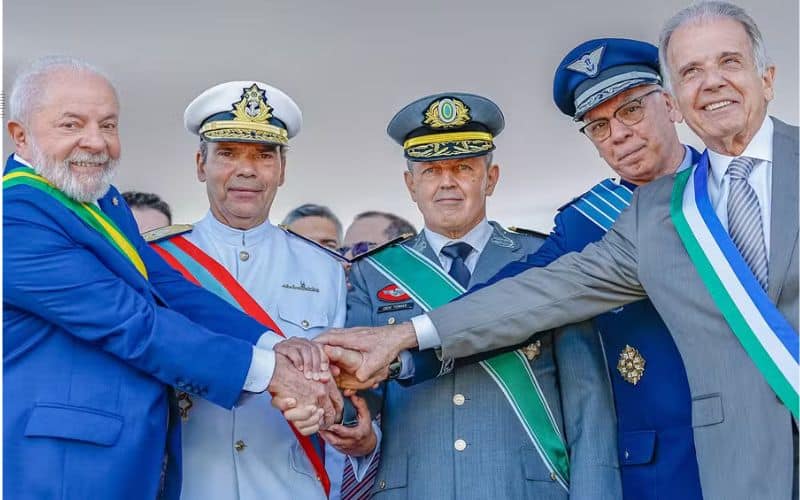 Comandantes denunciam debandada de oficiais e criticam Múcio em reunião com Lula. Proposta de reforma previdenciária militar é apontada como causa de crise nas fileiras