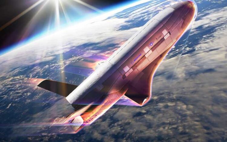 Representação artística do X-37B realizando uma manobra de aerofrenagem utilizando a resistência da atmosfera da Terra. (Imagem de cortesia da Boeing Space)