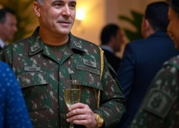 privilégios dos generais representado na imagem de um oficial general do Exército com privilégios e um copo de champagne na mão
