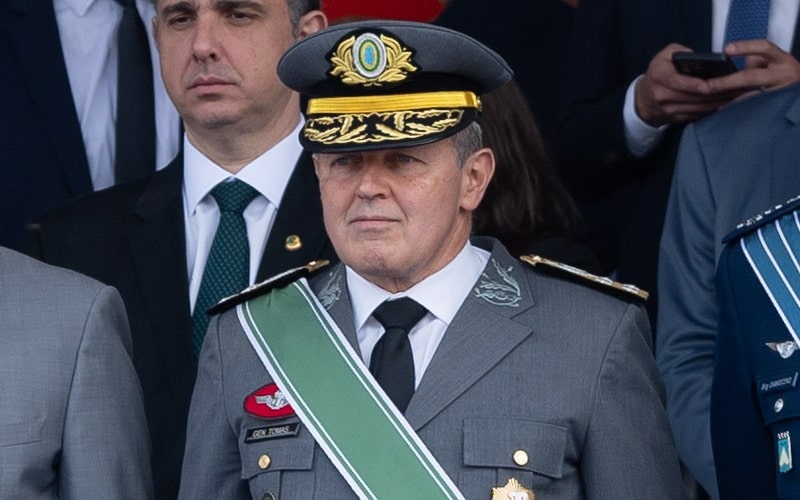 Exército destoa da Marinha e Aeronáutica e quebra tradição de publicar mensagem de fim de ano do Comandante às tropas: Até agora, Força só postou animação de 10 segundos