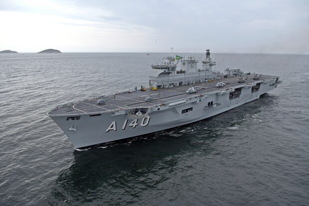 Quem quiser invadir o Brasil precisa enfrentar o Navio Aeródromo Atlântico, em operação pela Marinha do Brasil.