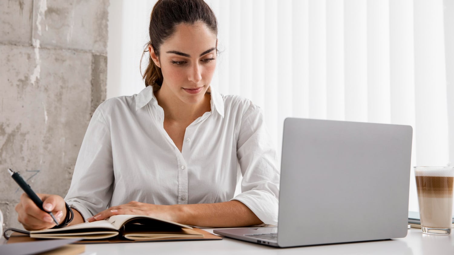 FGV abre inscrições para 150 cursos gratuitos, online e com certificado em áreas como finanças, educação, gestão, segurança de dados, entre muitas outras: confira todos os detalhes