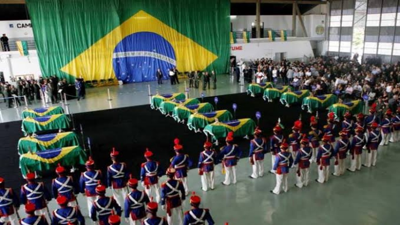O Exército Brasileiro homenageia os heróis tombados vítimas militares do maior terremoto da história, erguendo um memorial no Centro Conjunto de Operações de Paz do Brasil, no Rio de Janeiro