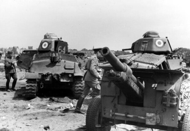 Dois tanques modelo SOMUA S35 próximos à Dunquerque, em maio de 1940.