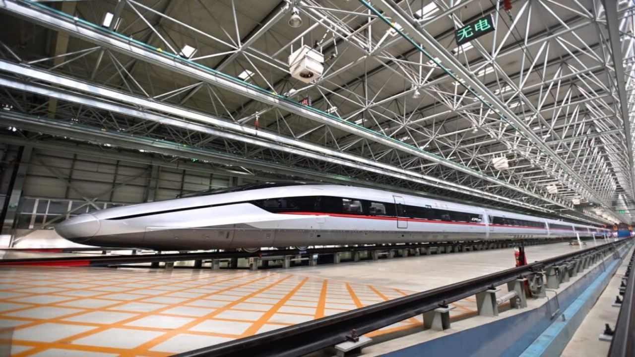 China, maior potência mundial, supera seus próprios recordes com o CR450, atingindo 400 km/h e se tornando o trem mais rápido do mundo, além de ser um trunfo estratégico militar para o transporte ágil de mísseis de curto alcance