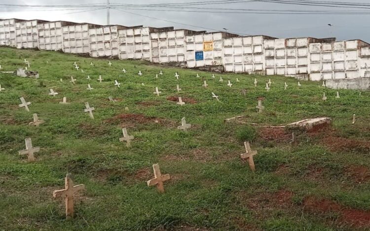 Cemitério em Mesquita no Rio de Janeiro - policiais mortos e gram