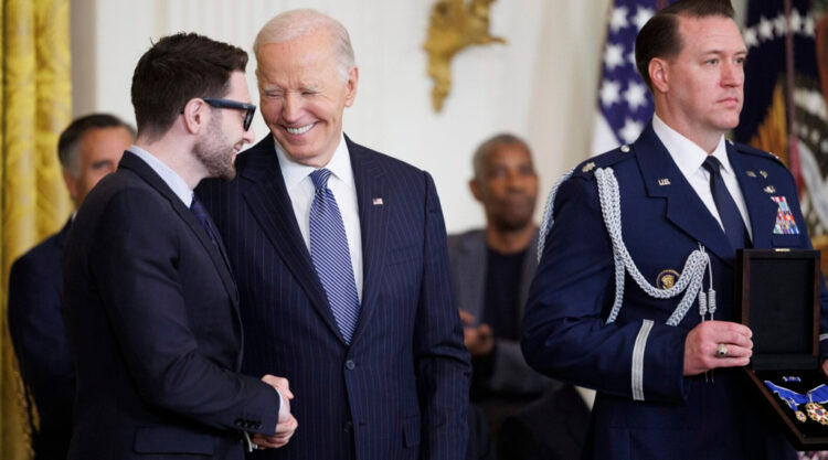 Alex Soros recebe medalha das mãos de Joe Biden: homenagem à George Soros divide o Mundo Político.