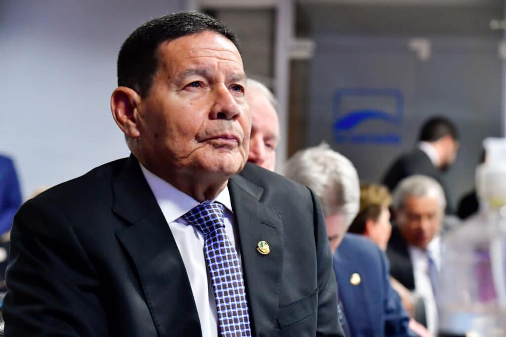 Cortes no Ministério da Defesa geram crise entre governo e Forças Armadas; militares articulam lobby intenso no Congresso Nacional
