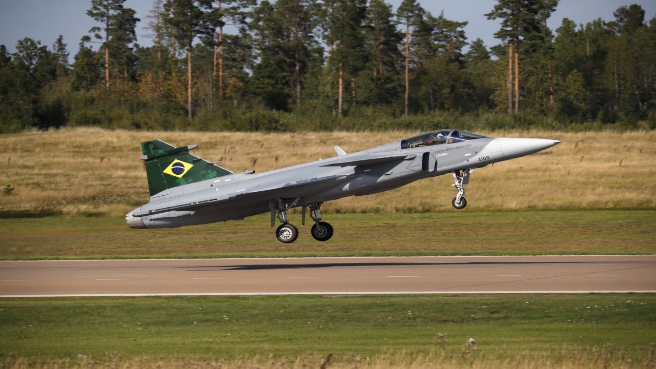 A FAB receberá novos caças Gripen NG, que são os vetores de ataque mais avançados da América Latina. Uma dessas aeronaves já está no Brasil, sob os cuidados da Embraer e da SAAB
