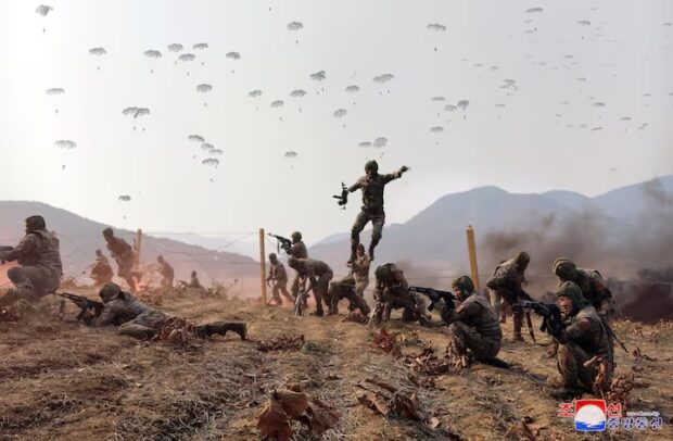 Soldados norte-coreanos participam de uma demonstração durante o treinamento das unidades de combate aéreo e anfíbio do Exército Popular da Coreia.