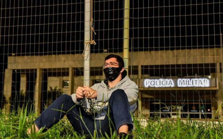 Ex-Cabo da PMDF acorrenta-se em sinal de protesto