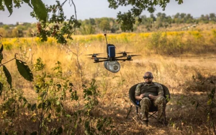 Piloto de drone e seu artefato
