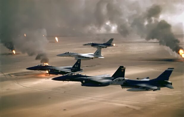 Aeronaves da USAF (F-16 , F-15C e F-15E ) voam sobre incêndios em campos de petróleo no Kuwait, provocados pelo exército iraquiano em retirada durante a Operação Tempestade no Deserto em 1991.